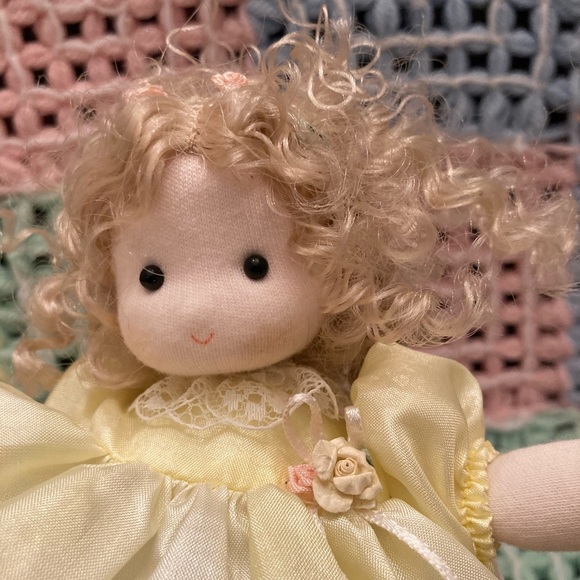 Green Tree Collectible Yellow Dress Lullaby Musical Girl Soft Doll - Picture 4 of 16